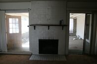 Die Super-Makler - Top oder Flop? – Der Wohnbereich mit Kamin des Hauses im sonnigen Kalifornien wird von zwei Gartentüren eingerahmt. Nicht optimal, finden Tarek und Christina und haben einen Plan ...