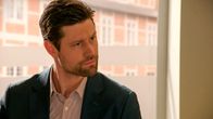 Rote Rosen – ARD ROTE ROSEN FOLGE 4058 Uhr im ERSTEN. Julius (Jan Stapelfeldt) steht durch seinen Liebeskummer regelrecht neben sich. Das wirkt sich auch auf seine Professionalität im Job aus.