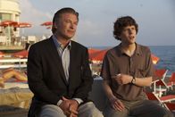 To Rome with Love – L-R: Der Stararchitekt John (Alec Baldwin) und sein neuer junger Freund Jack (Jesse Eisenberg) sind sich in Liebesfragen nicht ganz einig.
