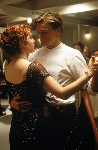 Titanic – Auf der Jungfernfahrt der Titanic verliebt sich der mittellose Jack (Leonardo DiCaprio, r.) in die wohlhabende Rose (Kate Winslet, l.). Obwohl Kate bereits einem anderen versprochen ist, beginnt eine romantische Liebesgeschichte zwischen den beiden ...