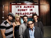It's Always Sunny in Philadelphia – L-R: Rob McElhenney als Mac, Kaitlin Olson als Dee Reynolds, Charlie Day als Charlie Kelly, Danny DeVito als Frank Reynolds, Glenn Howerton als Dennis Reynolds