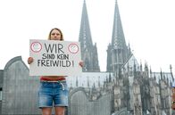 Rentnercops – Die radikale Feministin Lisa (Liesa Kaltofen) protestiert mitten in Köln (im HG Kölner Dom) gegen Sexismus.