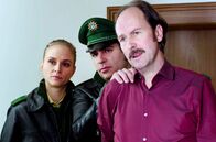 Hubert und Staller – Sonja (Annett Fleischer, l.) und Riedl (Paul Sedlmeir, M.) sprechen noch einmal mit Manager Markus Köhler (Piet Fuchs, r.).