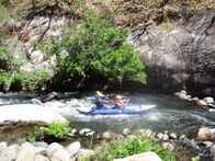 Verrückt nach Meer – Passagierin Daniele Wolpert beim Rafting mit ihrem Guide im Boot in Costa Rica.