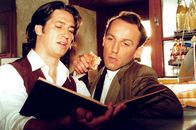 Kommissar Rex – Kommissar Moser (Tobias Moretti, li.) und sein Assistent Ernst Stockinger (Karl Markovics, re.) überprüfen das Kundenbuch des Lebensmittelhändlers Leopold Rameder auf Hinweise, die das Verschwinden einer Kundin erklären.