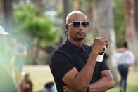 Lethal Weapon – Nachdem ein Privatflugzeug in der Luft von einem Betrüger ausgeraubt wird und dieser per Fallschirm die Flucht ergreift, übernehmen Riggs und Murtaugh (Damon Wayans,) die Ermittlungen in diesem außergewöhnlichen Fall ...