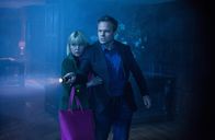 Agatha Raisin – Agatha Raisin (Ashley Jensen) und James Lacey (Jamie Glover) suchen nachts im Geisterhaus "Ivy Hall" nach dem Ursprung des Spuks.