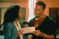 Phantom-Kommando – Cindy (Rae Dawn Chong, l.); Matrix (Arnold Schwarzenegger, r.)