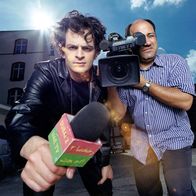 Was guckst du?! – TV-Reporter Tarek ab del Kalek (Kaya Yanar, l.) berichtet für den Fernsehsender Dubai 2 aus Deutschland.