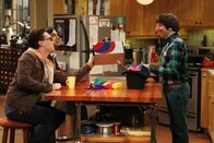 The Big Bang Theory – Showtime: Howard (Simon Helberg, r.) zeigt Leonard (Johnny Galecki, l.) und Raj (Kunal Nayyar, M.) was er bereits kann ...