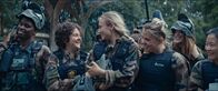 Derby Girl – v.r.) starten ein hartes Trainingsprogramm und spielen zusammen Paint-Ball.