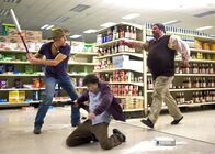 Zombieland – Als sich der neurotische Angsthase Columbus (Jesse Eisenberg, M.) und der Zombie-Terminator Tallahassee (Woody Harrelson, l.) zusammentun, beginnen sie schon bald sich zu überlegen, was schlimmer ist: Es miteinander auszuhalten oder sich den Zombies zu ergeben?; Als sich der neurotische Angsthase Columbus (Jesse Eisenberg, M.) und der Zombie-Terminator Tallahassee (Woody Harrelson, l.) zusammentun, beginnen sie schon bald sich zu überlegen, was schlimmer ist: Es miteinander auszuhalten oder sich den Zombies zu ergeben?