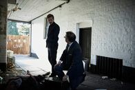 Der junge Inspektor Morse – Dr. Max Derbryn (James Breadshaw, r.) teilt Endeavour (Shaun Evans, l.) die Todesursache des Opfers mit.