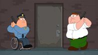 Family Guy – Als Peter (r.) bei seinem Kumpel im Streifenwagen mitfährt, wird Joe (l.) zu einem Einsatz gerufen und Peter gibt ihm mit seiner "geliehenen" Waffe spontan Rückendeckung.