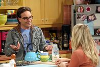 The Big Bang Theory – Leonard (Johnny Galecki, l.) und Penny (Kaley Cuoco, r.) geraten in Streit, weil Penny mit einem Kommilitonen aus dem College gemeinsam lernen möchte ...