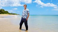 Death in Paradise – Humphrey (Kris Marshall) hat einen romantischen Urlaub mit Martha geplant, bevor sie wieder zurück nach England muss. Doch ausgerechnet in seinem Hotel wird ein Mordopfer gefunden und er beginnt zu ermitteln.