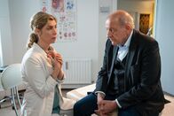 Wilsberg – Wilsberg (Leonard Lansink, r.) sucht Dr. Lüders (Brigitte Zeh, l.) in ihrer Praxis auf, um ihr schlechte Nachrichten zu überbringen.