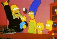 Die Simpsons – Mit all dem Geld, das sie von den Bewohnern Springfields bekommen haben, können sich die Simpsons ein luxuriöses Weihnachtsfest leisten.