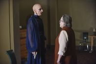 American Horror Story – Liz Taylor (Denis O'Hare, l.); Iris (Kathy Bates, r.)