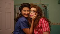 Lisa Frankenstein – l-r: Taffy (Liza Soberano), Lisa (Kathryn Newton)