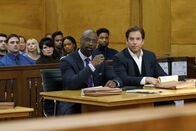 Bull – Bull (Michael Weatherly, r.) nutzt den Hang seines Klienten Jules Caffrey (Isaiah Washington, vorne l.), im Gerichtssaal sehr theatralisch aufzutreten und lässt ihn sich selbst verteidigen. Doch war das wirklich eine gute Idee?; Bull (Michael Weatherly, r.) nutzt den Hang seines Klienten Jules Caffrey (Isaiah Washington, vorne l.), im Gerichtssaal sehr theatralisch aufzutreten und lässt ihn sich selbst verteidigen. Doch war das wirklich eine gute Idee?