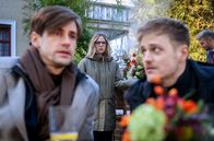 Sturm der Liebe – Josie (Lena Conzendorf, M.) bekommt mit, dass Paul (Sandro Kirtzel, l.) und Max (Stefan Hartmann, r.) über ihre Gefühle Bescheid wissen.