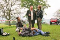 Die Rosenheim-Cops – Die Cops stellen fest, dass Josef Wiesinger einem Mordanschlag zum Opfer fiel (Igor Jeftic, Joseph Hannesschläger, Max Müller)