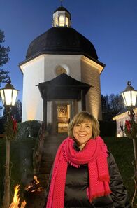 Expedition in die Heimat – Annette Krause bei der „Stille Nacht“-Kapelle in Oberndorf.