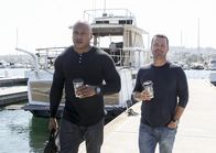 Navy CIS: L.A. – Nachdem hochpreisige Waffen gestohlen werden, spüren Callen (Chris O'Donnell, r.) und Sam ((LL Cool J, l.) Beweise auf, die zu einem wohlhabenden Charity-Event einer Waffenfabrik führen. Doch auch ein Bekannter von Sam scheint in die Sache verwickelt zu sein ..