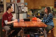 The Big Bang Theory – Während Raj ein Geheimnis über Lucy herausfindet, versucht Amy (Mayim Bialik, r.) Sheldon (Jim Parsons, l.) davon abzubringen, Dinge immer zwanghaft beenden zu müssen ...