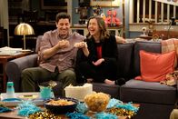 Outmatched - Allein unter Genies – Mike (Jason Biggs, l.); Nicole (Ashley Boettcher, r.)