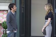 How I Met Your Mother – Um ein Date mit der hübschen Ärztin Stella (Sarah Chalke, r.) zu bekommen, lässt sich Ted (Josh Radnor, l.) einiges einfallen ...