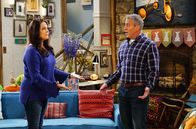 Man with a Plan – Andi Burns (Liza Snyder, l.); Adam Burns (Matt LeBlanc, r.)