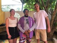 Terra Xpress – Ein Highlight auf Curacao für die beiden Deutschen Lara und Moritz: sie treffen Odette Doest. Die Tierärztin kümmert sich seit vielen Jahren um verletzte Meeresschildkröten. Ohne ihre Hilfe würden die Tiere nicht überleben.