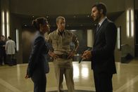 EUReKA - Die geheime Stadt – Jack Carter (Colin Ferguson, M.) ist froh, denn der ebenfalls verstrahlte Dr. Stark (Ed Quinn, r.) konnte im letzten Augenblick noch gerettet werden. Jedoch ist er von Global Dynamics entlassen worden. Seinen Posten hat Allison (Salli Richardson, l.) erhalten ...