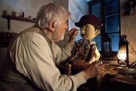 Pinocchio – Der alte Spielzeugmacher Geppetto (Mario Adorf) schnitzt eine kleine Holzpuppe – und tauft sie Pinocchio. Kann für alle Teile verwendet werden!