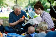 Opa wird Papa – Anton (Ernst Stötzner) und seine Tochter Marie (Leonie Parusel) verbringen viel Zeit mit den Babys im Park...