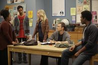Community – Um herauszufinden, wer nun Annies Stift geklaut hat, sperren sich Annie, Shirley (Yvette Nicole Brown, l.), Britta (Gillian Jacobs, M.), Troy (Donald Glover, r.), Abed (Danny Pudi, 2.v.l.) und Jeff (Joel McHale, 2.v.r.) im Klassenzimmer ein ...