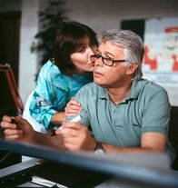Ich heirate eine Familie – Angi (Thekla Carola Wied) verabschiedet sich von Werner (Peter Weck), der wieder einmal behauptet, dass es ihm nicht gutgehe.