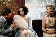 Mord im Orient-Express – Wer ist der Mörder? Mrs. Harriet Belinda Hubbard (Lauren Bacall, r.), Mrs. Andrenyi (Jaqueline Bisset, m.) und Mr. Andrenyi (Michael York) diskutieren über den mysteriösen Mordfall im Zug.