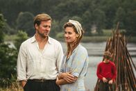 Pferde Stehlen – Der junge Trond (Jon Ranes, re.) macht sich lange keine Gedanken über die besondere Vertrautheit zwischen seinem Vater (Tobias Santelmann, li.) und der Mutter von Jon und Lars (Danica Curcic, Mi.).
