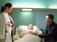 In aller Freundschaft – Als Lucis (Hanna Bredow, mi.) Vater Harald Wimmer (Timothy Peach) entlassen wird, simuliert sie eine Verletzung, um noch länger in der Sachsenklinik zu bleiben und damit auch in der Nähe von Dr. Eichhorn.