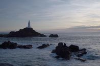 Die Inseln der Queen – Der Leuchtturm La Corbière ist bei Hochwasser völlig vom Festland abgetrennt.