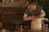 Handwerkskunst! – Handwerk wie im Mittelalter: Küfer Ernst Schwarz arbeitet mit dem Schnitzmesser die Runden Uhr im SWR. Handwerk wie im Mittelalter: Küfer Ernst Schwarz arbeitet mit dem Schnitzmesser die Runden am Eimer nach.