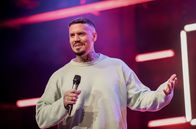Comedy Clash – SÜDWESTRUNDFUNK Comedy Clash - Finale Diese Comedians machen der Konkurrenz Angst: Jokah Tululu, EmmVee und Lara Autsch wollen sich für das große "Comedy Clash"-Jahresfinale beweisen. Salim Samatou und Marvin Endres hosten den härtesten Stand-Up-Wettbewerb Deutschlands in dem Jokah Tululu den King of Pop als Influencer verkörpert, EmmVee (Foto) auf die deutschesten Deutschen in der Shisha Bar trifft und Lara Autsch auch ohne Kind in der Öffentlichkeit stillen möchte.