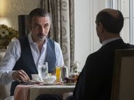 Homeland – Noch ahnt Javadi (Shaun Toub, l.) nicht, dass auch er von Dar Adal (F. Murray Abraham, r.) hintergangen wird ...
