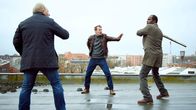 Tatort – Jon (Alois Moyo, r.) ist außer sich – Falke (Wotan Wilke Möhring, M.) versucht, das Schlimmste zu verhindern (mit Michael Lott, v.)