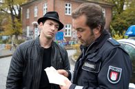 Großstadtrevier – Polizeikontrolle: Paul Dänning (Jens Münchow, r.) überprüft Viktor Devic (Arnel Taci, r.).