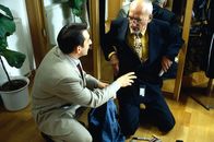 Löwenzahn Classics – Peter (Peter Lustig, r.) möchte den Anzug, den er sich für sein Fest gekauft hat, gleich anbehalten. Der Verkäufer (Boris Aljinovic, r.) ist entsetzt darüber, dass Peter seinen gesamten Krimskrams aus der Latzhose in den Anzugtaschen unterbringen will.