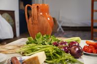 Zu Tisch ... – Die Pignata - ein traditioneller Lammeintopf - trägt ihren Namen, weil sie in einer Terrakottavase zubereitet wird, die einem Pinienzapfen ähnelt.